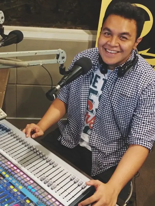 Tulus  Company merupakan perusahaan label milik Tulus dan sang kakak kandung, Riri Muktamar. (viainstagram@tulusm/Bintang.com)