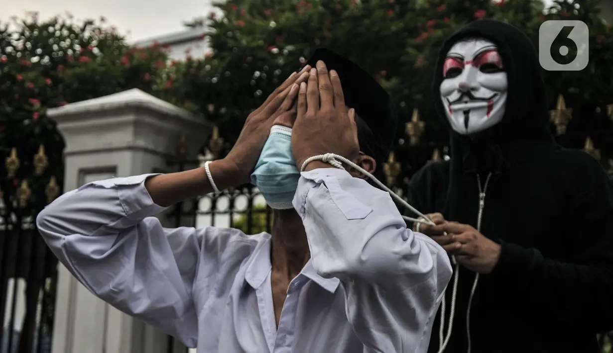 Massa yang tergabung dalam Asosiasi Petani Tembakau Indonesia menggelar teatrikal di depan Kantor Sekretariat Negara, Jakarta, Senin (20/9/2021). Tarif akan diumumkan setelah APBN 2022 diresmikan oleh DPR.  (merdeka.com/Iqbal S. Nugroho)