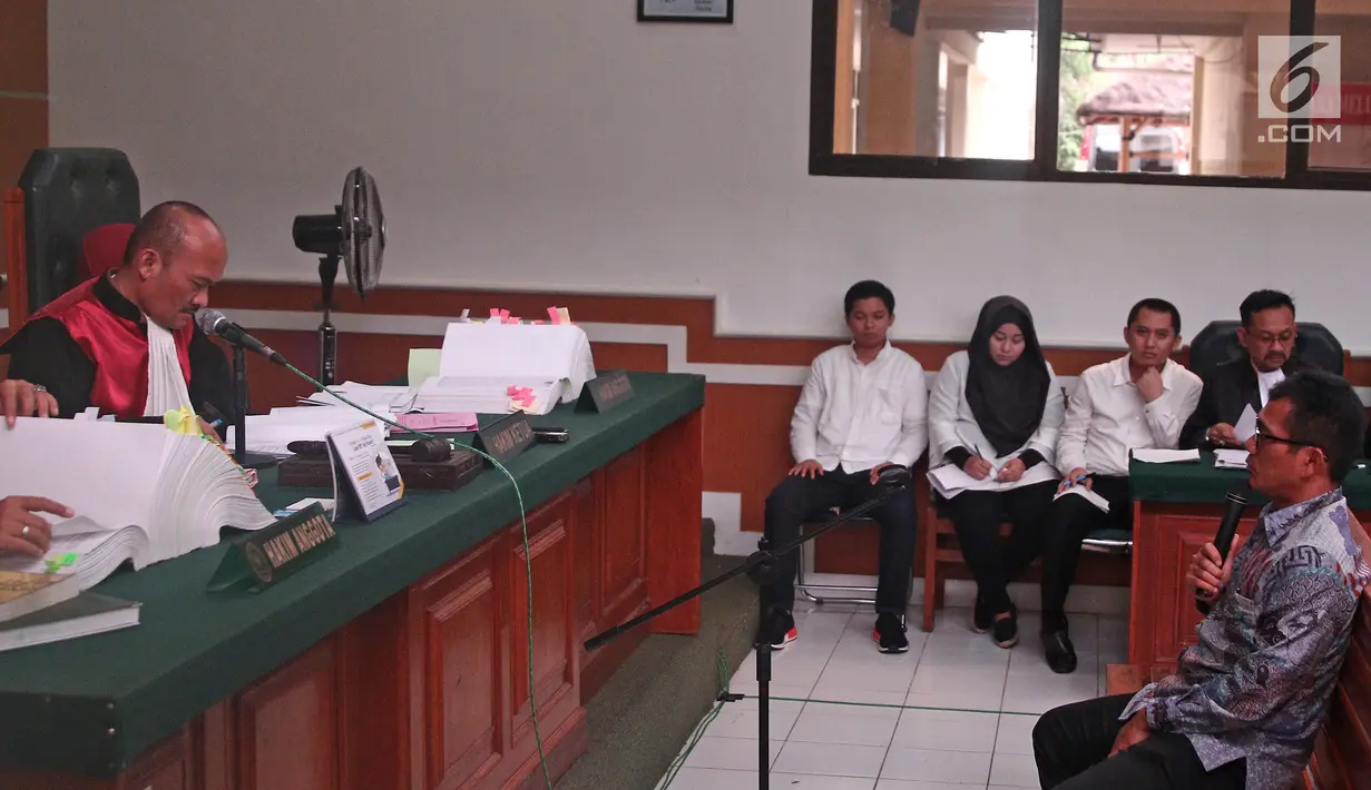 Majelis hakim memberi pertanyaan kepada saksi yang dihadirkan dalam kasus dugaan penipuan perjalanan umrah First Travel di PN Kota Depok, Jawa Barat, Senin (9/4). Agenda sidang mendengarkan keterangan saksi ahli. (Liputan6.com/Herman Zakharia)