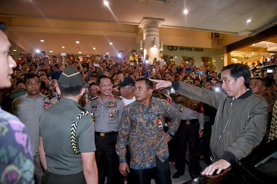 Presiden Jokowi di sebuah mal di Manado(foto: Biro Pers Kepresidenan)