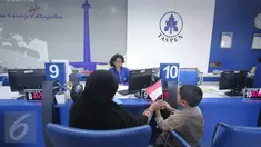 Seorang karyawan saat melayani nasabahnya di Taspen, Jakarta, Senin (22/2). PT Taspen (Persero) mencatatkan laba bersih sebesar Rp577,9 miliar di sepanjang 2015. (Liputan6.com/Angga Yuniar)