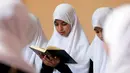 Sejumlah murid saat tengah membaca kitab suci Alquran saat bulan suci Ramadan di sebuah sekolah di Benghazi, Libya, 5 Juli 2015. (REUTERS/Esam Al - Omran Fetori)