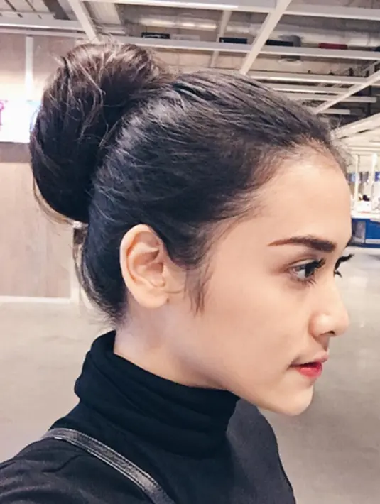 Mantan kekasih dari Kemal Pahlevi ini ternyata sudah mengatur waktu sebaik mungkin agar kuliahnya tidak terganggu oleh jadwal syuting yang sangat padat.  (viainstagram@andsur/Bintang.com)