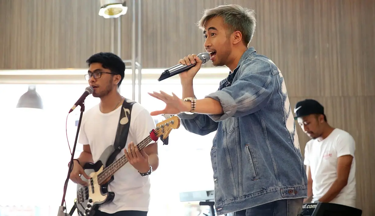 Charity yang akan disumbangkan pada Taman Bacaan Pelangi untuk membangun perpustakaan di Flores, Nusa Tenggara Timur. Sumbangan sebesar Rp 100 juta untuk pendidikan anak-anak Indonesia bagian Timur khususnya Flores, NTT. (Bambang E. Ros/Bintang.com)