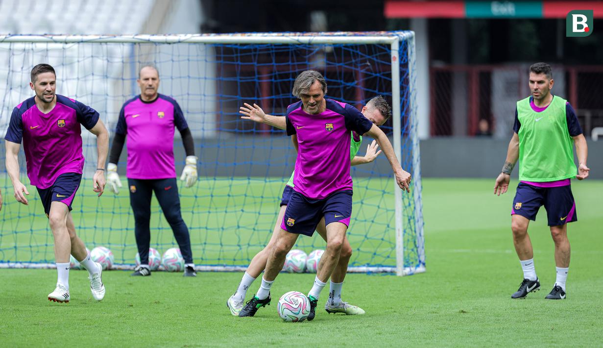 Legenda Barcelona, Phillip Cocu berlatihan jelang laga Clash of Legends melawan DRX World Legends di Stadion Utama Gelora Bung Karno (SUGBK), Senayan, Jakarta, Jumat (17/04/2026) sore WIB. (Bola.com/Bagaskara Lazuardi)