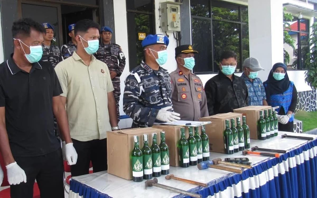 FOTO: TNI AL Musnahkan Miras Ilegal Hasil Operasi di Morotai