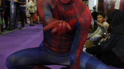 Cosplay Spiderman berpose di acara  Indonesia Comic Con 2016 di Jakarta, Sabtu (1/10). Indonesia Comic Con 2016 diselenggarakan pada 1 - 2 Oktober mulai pukul 10.00 hingga 22.00 WIB. (Liputan6.com/Herman Zakharia)