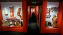 Seorang wanita mengunjungi pameran sepatu tradisional khas Rusia, Valenki, di Moskow pada 1 Desember 2018. Valenki merupakan sepatu boots dari wol domba  dan dapat menjaga kaki tetap hangat selama suhu musim dingin. (Yuri KADOBNOV/AFP)