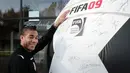 Standard&#039;s player Oguchi Onyewu signed a giant soccer ball, Wednesday 29 October 2008, in front of the Academie Robert Louis Dreyfus, in Angleur. BELGIA PHOTO HAND OUT