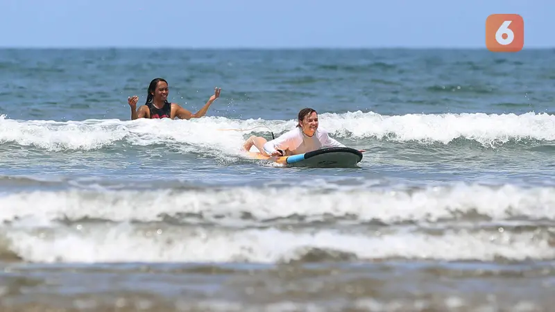 Foto: Melihat Wisatawan Asing Berlatih Surfing di Pantai Seminyak Bali