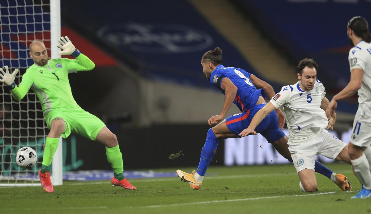 Striker Inggris, Dominic Calvert-Lewin (tengah) melepaskan sundulan yang berbuah gol kedua Inggris ke gawang San Marino dalam laga Kualifikasi Piala Dunia 2022 Zona Eropa Grup I di Wembley Stadium, London, Kamis (25/3/2021). Inggris menang 5-0 atas San Marino. (AP/Adam Davy/Pool)