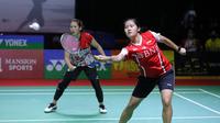 Lanny Tria Mayasari/Ribka Sugiarto saat berlaga pada final ganda putri&nbsp;Indonesia International Challenge 2022. Wakil Indonesia ini mengalahkan pasangan Jepang Sayaka Hobara/Hinata Suzuki 21-16 dan 21-18 di Platinum Arena, Malang, Jawa Timur, Minggu, 16 Oktober. (foto: PBSI)