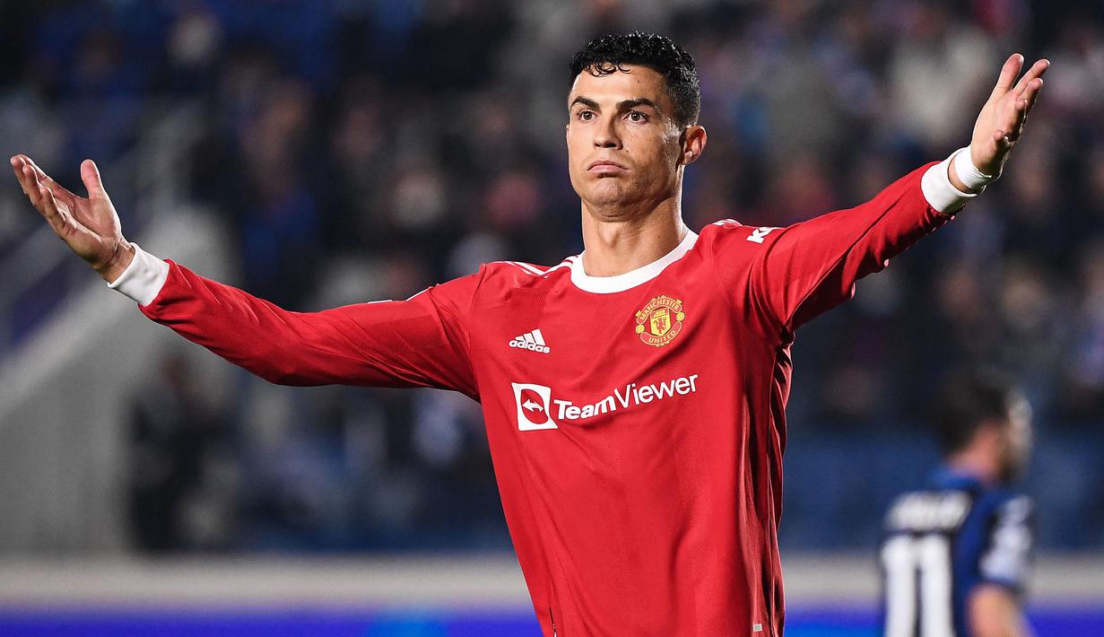 Cristiano Ronaldo menandai awal kembalinya ke Liga Inggris dengan mencetak gol debut kala Manchester United mencukur Newcastle United 4-1. Ia juga tercatat telah membukukan 9 gol hingga pekan ke-12. Namun, dalam usahanya tersebut, Ronaldo terjebak offside sebanyak 11 kali. (AFP/Marco Bertorello)