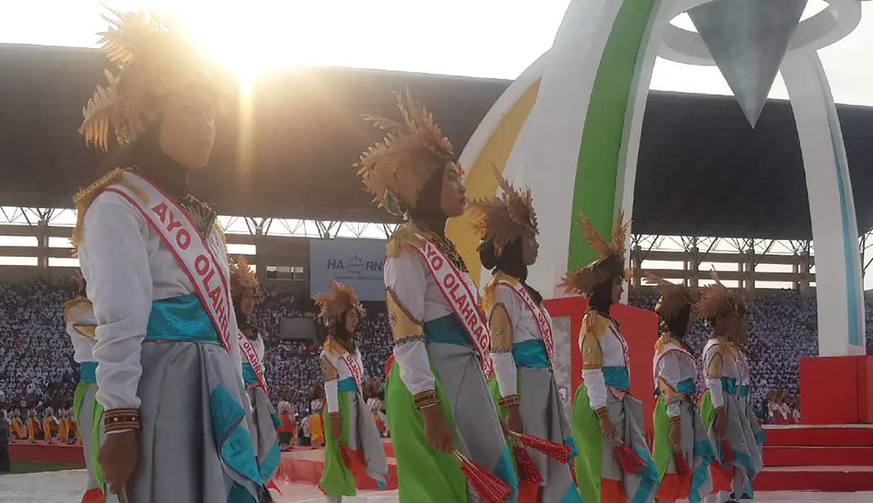Para penari turut memeriahkan acara perayaan Hari Olahraga Nasional ke-34 di Stadion Dr. H. M. Soebroto, Magelang, Sabtu (9/9/2017). Haornas tahun ini mengangkat tema "Olah Raga yang Menyatukan Kita". (Bola.com/Dorojatun)  