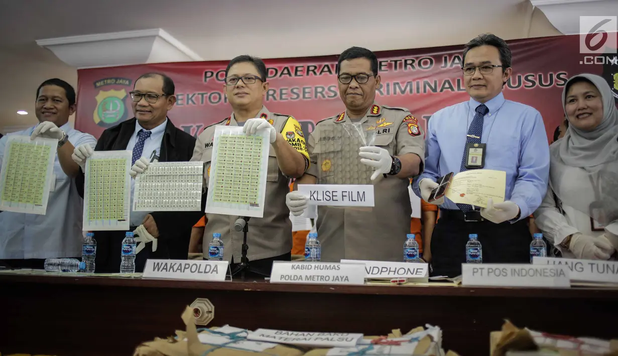 Wakapolda Metro Jaya Brigjen Pol Wahyu Hadiningrat (tiga kiri) menunjukkan bukti kasus tindak pidana pemalsuan materai dan pencucian uang saat rilis di Polda Metro Jaya, Jakarta, Rabu (20/3). (Liputan6.com/Faizal Fanani)