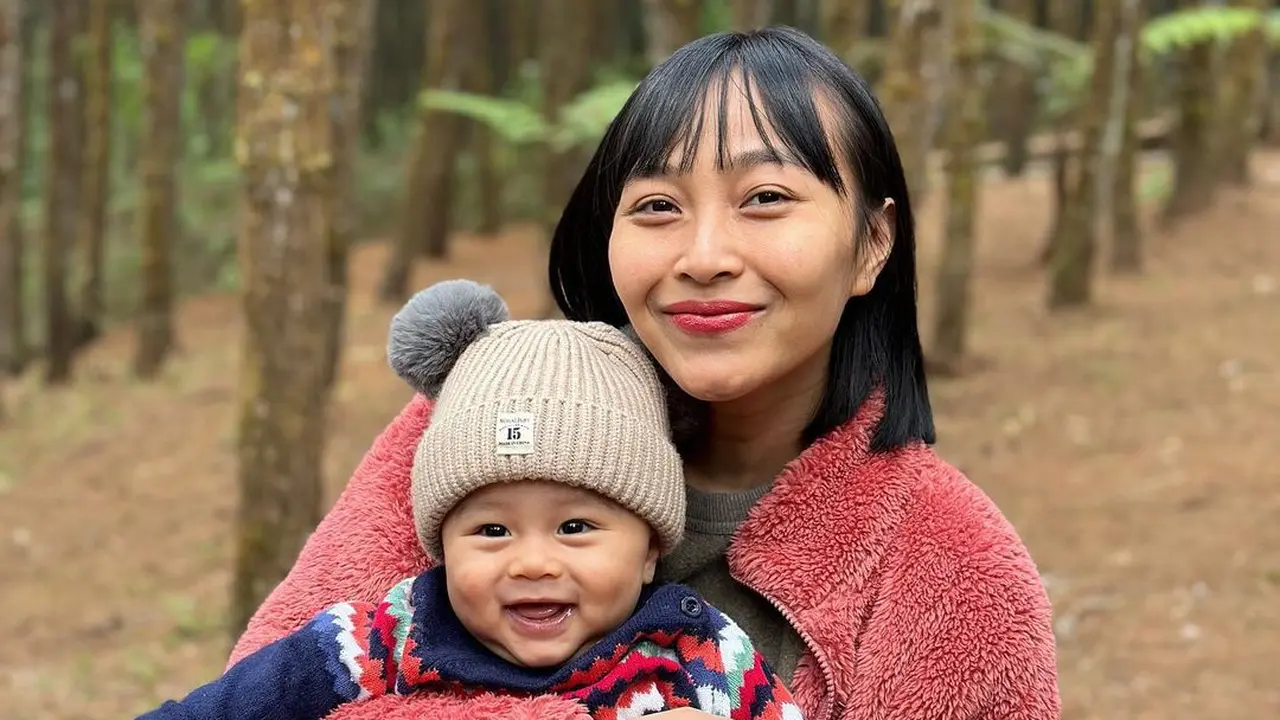 Potret liburan Baby Clef bersama sang ibunda (Instagram/rinni_w)