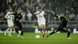 Penyerang Tottenham Hotspur Harry Winks berebut bola dengan pemain NS Mura, Tomi Horvat dan Alen Kozar pada matchday kedua Grup G Liga Konferensi Eropa di Tottenham Hotspurs Stadium, Jumat (1/10/21) dini hari WIB. Tottenham sukses menang telak 5-1 saat menjamu NS Mura. (AP Photo/Matt Dunham)