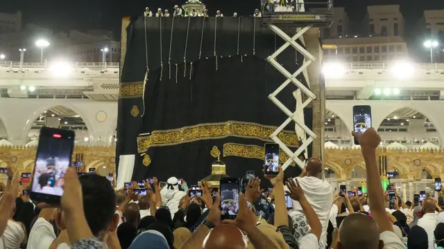 Potret Penggantian Kiswah Ka'bah