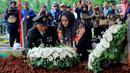 Keluarga dan kerabat melakukan tabur bunga di makam Mantan Menteri Urusan Peranan Wanita, Siti Aminah Sugandhi atau lebih dikenal Mien Sugandhi di TMPN Kalibata, Jakarta, Senin (6/1/2020). Mien menjabat sebagai MUPW pada era Presiden Soeharto, 1993 hingga 1998. (merdeka.com/magang/ Muhammad Fayyadh)