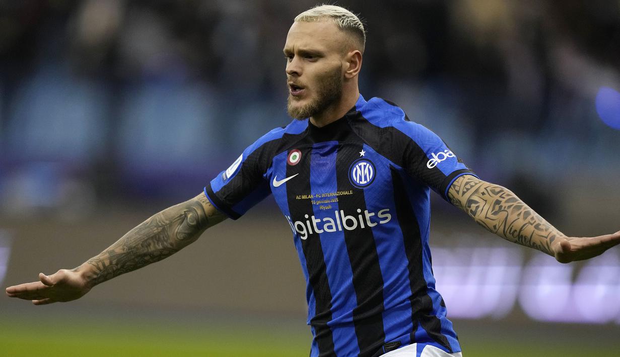 <p>Pemain Inter Milan, Federico Dimarco melakukan selebrasi setelah mencetak gol pertama timnya ke gawang AC Milan saat laga Piala Super Italia 2022/2023 yang berlangsung di Stadion Internasional King Fahd, Riyadh, Arab Saudi, pada Kamis (19/1/2023) dini hari WIB.&nbsp;(AP Photo/Hussein Malla)</p>