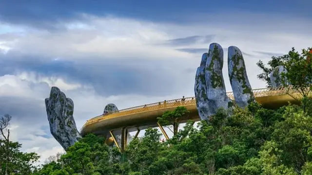 7 Foto Megahnya Jembatan Emas, Tempat Wisata Terbaru di Vietnam