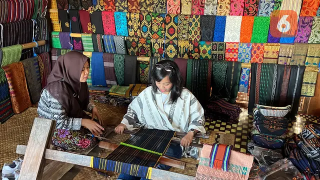 Foto: Mengunjungi Desa Sade di Lombok yang Penuh Keunikan, di Sela Liputan Asia Road Racing Championship Mandalika 2023