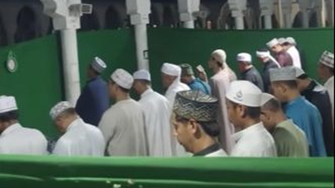 Dalam video ini juga nampak para jemaah yang sangat khusyuk dalam menjalankan ibadah sunnah salat tarawih.&nbsp;<br>