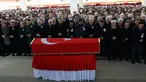 Presiden Turki Recep Tayyip Erdogan (tengah) menyalati tentara Turki pertama yang tewas dalam operasi 'Ranting Zaitun' di basis Kurdi Suriah, Ankara, Turki, Selasa (23/1). (Foto AP/Burhan Ozbilici)