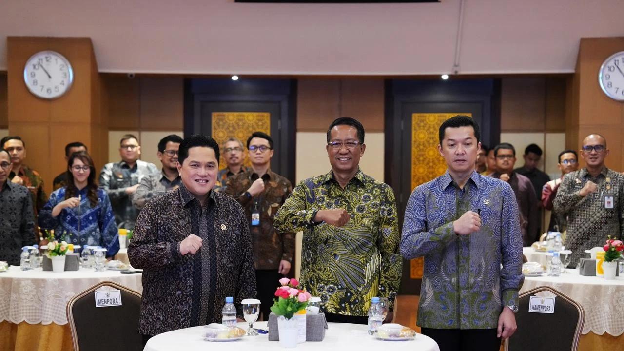 Menpora Erick bersama Menteri Hukum RI Supratman Andi Agtas, usai menandatangani penetapan 4 (empat) Peraturan Menteri Pemuda dan Olahraga (Permenpora)