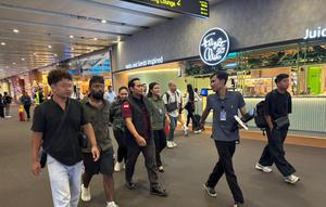 Dua warga negara India berinisial R (24) dan HD (34) dideportasi dari Bandara Internasional I Gusti Ngurah Rai pada Kamis 2 April 2026. (Liputan6.com/Destarita Rahmawati)