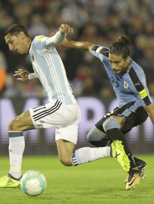 Aksi pemain Argentina, Angel Di María mengontrol bola dari kejaran pemain Uruguay, Martin Caceres pada laga kualifikasi Piala Dunia 2018 di Montevideo, Uruguay, (31/8/2017). Argentina bermain imbang 0-0. (AP/Natacha Pisarenko)