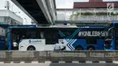 Sejumlah supir duduk didekat Bus Transjakarta yang mogok kerja di Halte Harmoni, Jakarta (12/6). Petugas transjakarta yang mogok kerja ini juga menurunkan penumpang di Jalan KH Hasyim Ashari sebelum halte Harmoni. (Liputan6.com/Gempur M Surya)