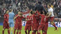 Pemain Bayern Munich merayakan kemenangan atas Juventus pada laga leg kedua 16 besar Liga Champions di Stadion Allianz Arena, Kamis (17/3/2016) dini hari WIB. (AFP/Tobias Schwarz)