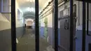 Sebuah koridor di penjara Mulhouse (Maison d'arret), Prancis timur (22/10/2021). Penjara Mulhouse yang dianggap terlalu bobrok diberitakan akan ditutup pada musim gugur 2021. (AFP/Frederick Florin)