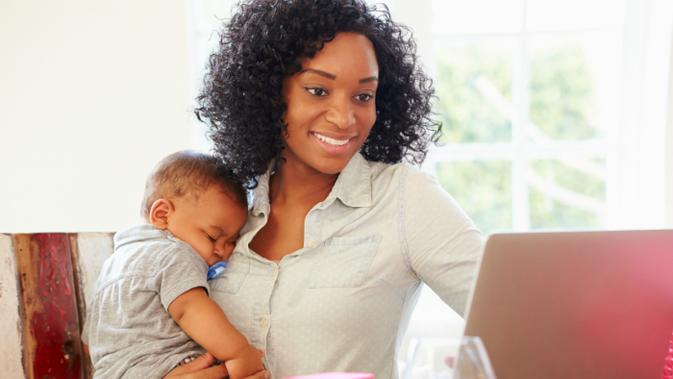 Seorang ibu yang sedang bekerja sambil mengurus anak (iStock)