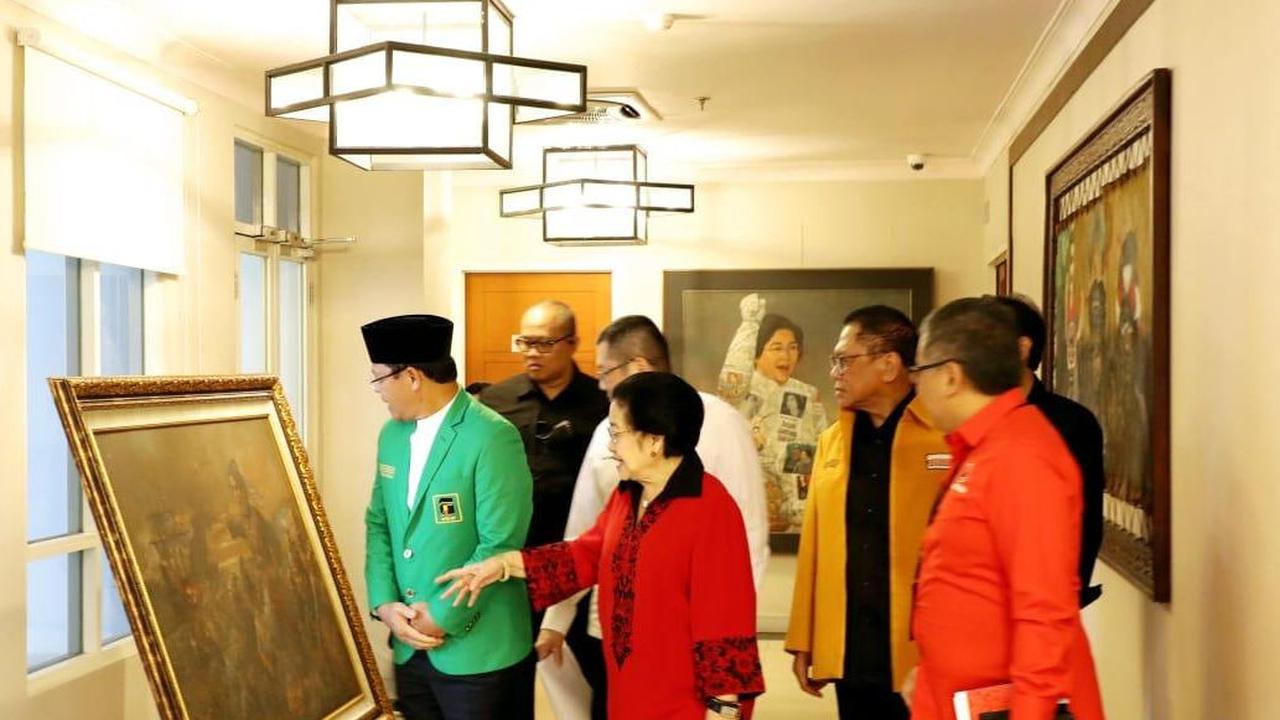 Saat menjamu tiga ketua umum, Megawati menjelaskan sejumlah lukisan di lantai tiga kantor PDIP. Kemudian, mereka berempat foto bersama di depan lukisan Bung Karno sambil berbincang ringan menuju ruang rapat.