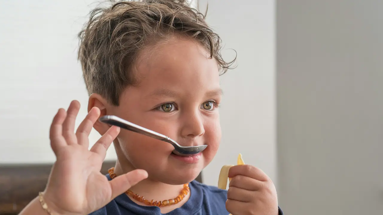 Anak sedang makan