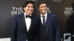 Mantan pemain Inter Milan, Ivan Zamorano (kiri) dan Xavier Zanetti berpose saat tiba menghadiri The Best FIFA Football Awards 2019 di Teatro alla Scala di Milan (23/9/2019). (AP Photo/Luca Bruno)