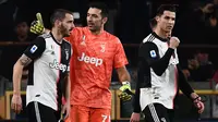 Pemain Juventus, Leonardo Bonucci, Gianluigi Buffon dan Cristiano Ronaldo merayakan kemenangan atas Sampdoria pada laga Serie A 2019 di Stadion Luigi Ferraris, Rabu (18/12). Juventus menang 2-1 atas Sampdoria. (AFP/Marco Bertorello)