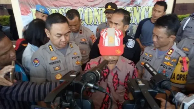AS, salah seorang guru agama berstatus PNS tengah dihadirkan di hadapan wartawan, setelah postingannya melakukan hasutan dan ajakan makar di Jakarta setelah pilpres berbuntut panjang persoalan hukum yang membelitnya