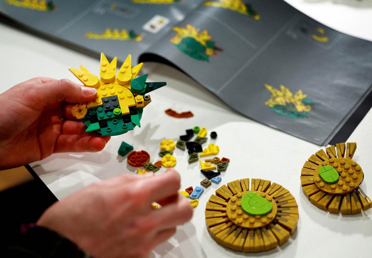 FOTO: Membuat Lukisan Bunga Matahari Van Gogh dengan Lego