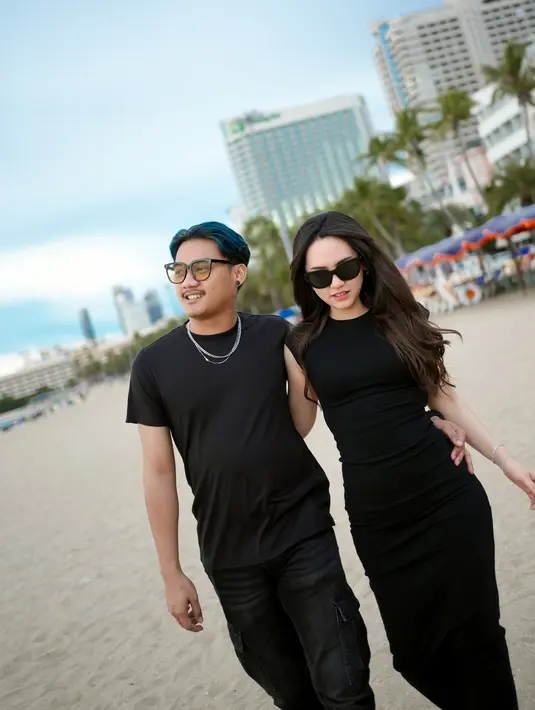Kebersamaan mereka di pantai ini berhasil menarik perhatian para penggemar, yang banyak memberikan komentar positif dan doa untuk kebahagiaan mereka. Potret ini menggambarkan hubungan yang harmonis dan penuh cinta antara Happy Asmara dan Gilga Sahid, yang menjadi inspirasi bagi banyak pasangan muda lainnya. (Liputan6.com/IG/@happy_asmara77)