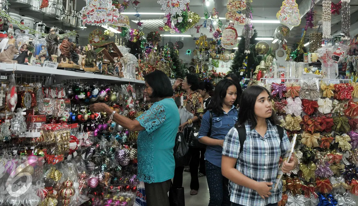 Pengunjung tengah melihat pernak pernik natal yang dijual di Jakarta, Kamis (15/12). Jelang perayaan Natal 2016 para pedagang pernak pernik natal mengalami peningkatan 100 persen dari hari biasa.(Liputan6.com/Yoppy Renato)