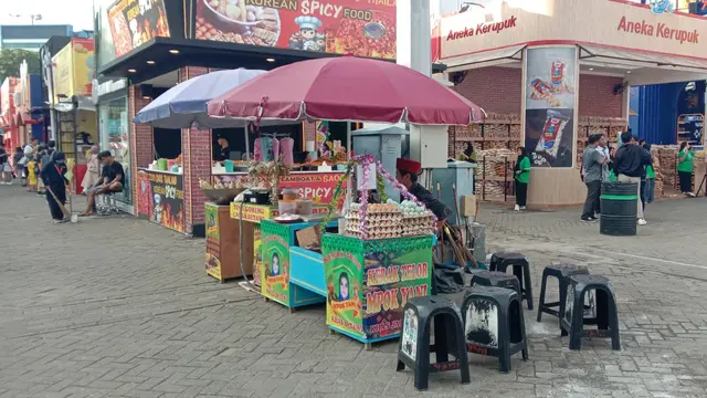 Suka Duka Adi Selama Berjualan Kerak Telor
