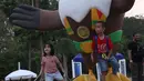 Dua orang anak berpose di depan maskot Asian Para Games 2018 di zona festival di Kompleks Stadion Gelora Bung Karno, Jakarta, Rabu (10/10). Zona ini dibuka seiring perhelatan Asian Para Games 2018, 6-13 Oktober. (Liputan6.com/Helmi Fithriansyah)