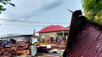 Sebanyak dua unit bangunan milik pemda di Kecamatan Ponelo Kepulauan, Gorontalo Utara, Provinsi Gorontalo, rusak parah diterjang angin puting beliung, Minggu sore (3/8/2025). (Liputan6.com/ Dok Ist)