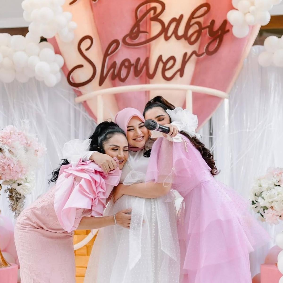 Bikin Haru, Begini Cara Aurel Hermansyah Peringati Hari Ibu - Unggah Foto Bareng Kris Dayanti dan Ashanty