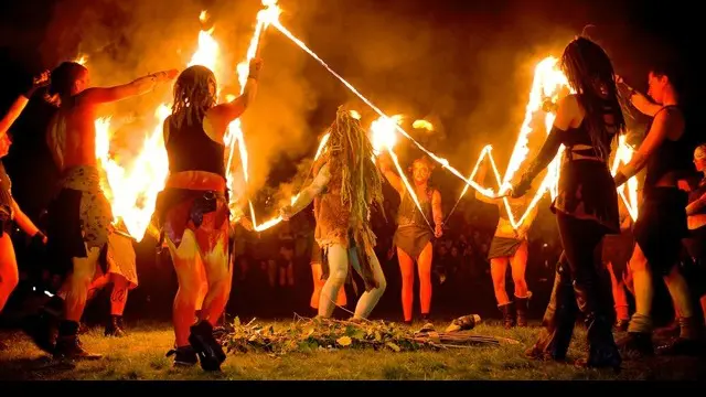 Karnaval, festival sudah sering kita jumpai dan lihat. Pada umumnya acara acara tersebut dimeriahkan dengan kembang api dan pertunjukkan seni yang menghibur. Tapi berbeda dengan negara-negara berikut ini yang merayakan hari hari tertentu dengan balut...