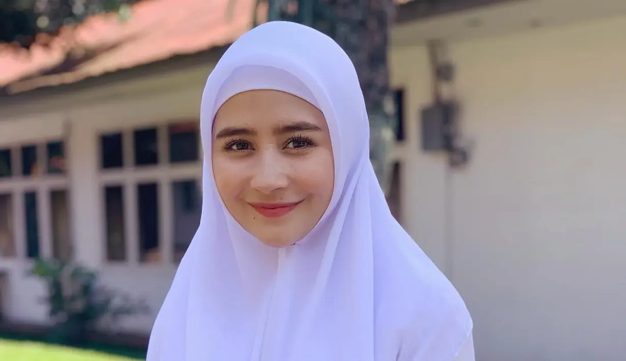 Salah satu gaya Prilly Latuconsina saat syuting sinetron Negeri 5 Menara yang tayang tidak lama lagi. Yaitu menjelang bulan Ramadhan. (Liputan6.com/Instagram/@prillylatuconsina96)