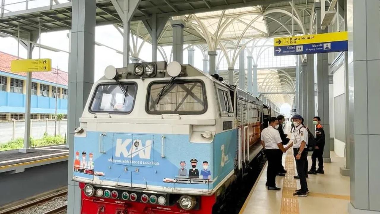 1. Kereta Api Cikuray